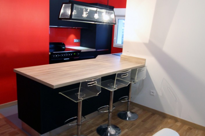 cuisine-noire-et-rouge-hom-in-6