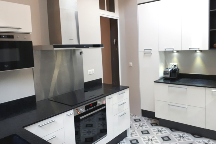cuisine-blanc-brillant hom in