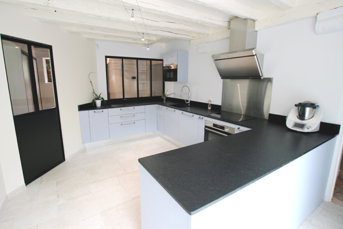 cuisine laquée bleue hom in